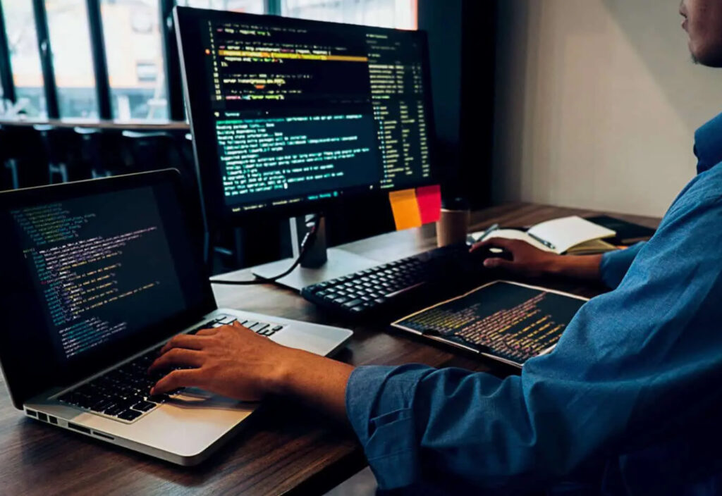 Lập trình web là công việc mà các lập trình viên đảm nhiệm trong quá trình xây dựng website.